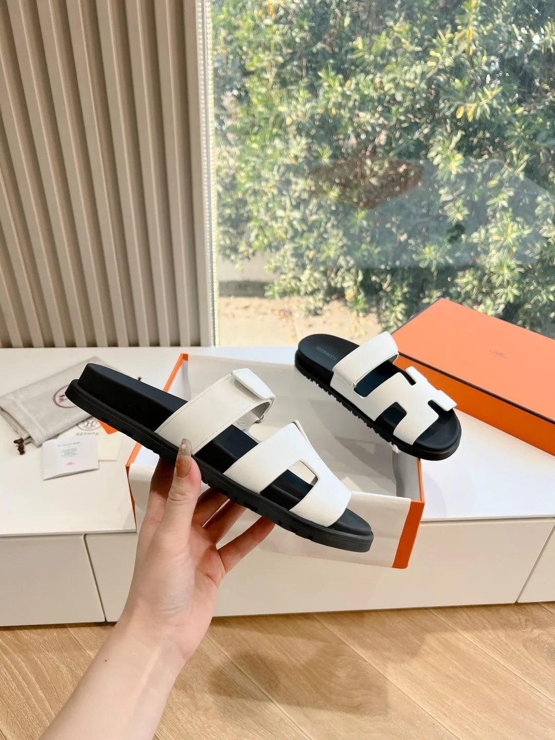 👟👟Ex-factory price 440👟👟 (Top version) H family 2024 spring and summer new style HERMES Hermes' recently popular couple's shoes, pig nose angle sandals and slippers, paired with various colorful socks, very trendy. Upper lining: imported original leather. Outsole: non-slip and wear-resistant outsole. Size: female 35-42 (40/42 non-returnable and non-exchangeable) Men’s size: 39-45 (45 is non-refundable and non-exchangeable)
